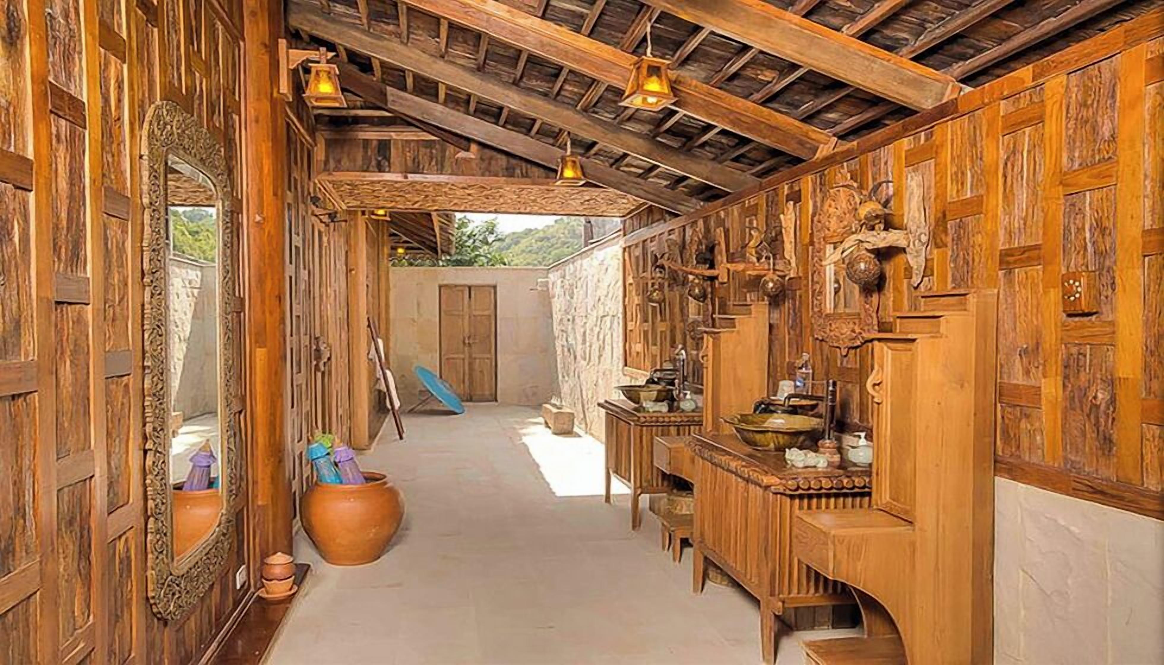 separate bathtub and shower, deep-soaking bathtub, rainfall showerhead