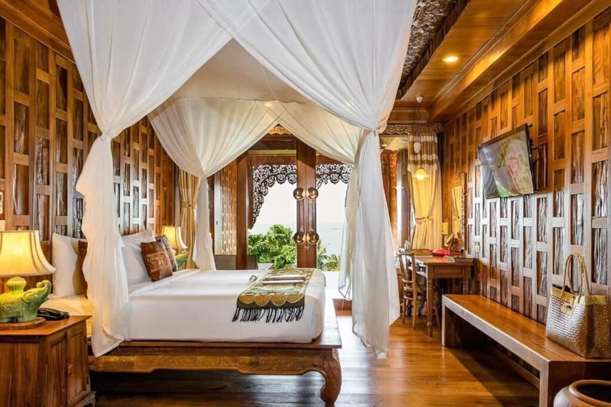 pool suite sea view with free thb 1,000 net resort credit per night | 1 bedroom, minibar, in-room safe, individually furnished