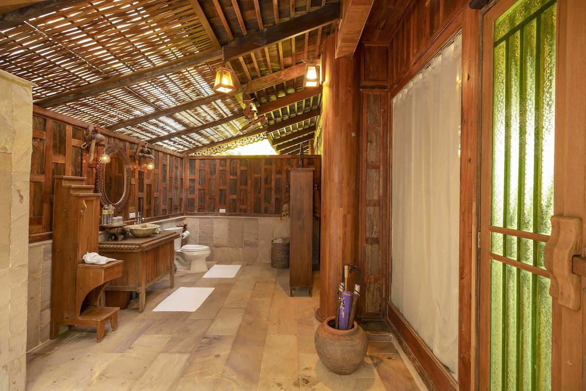 separate bathtub and shower, deep-soaking bathtub, rainfall showerhead
