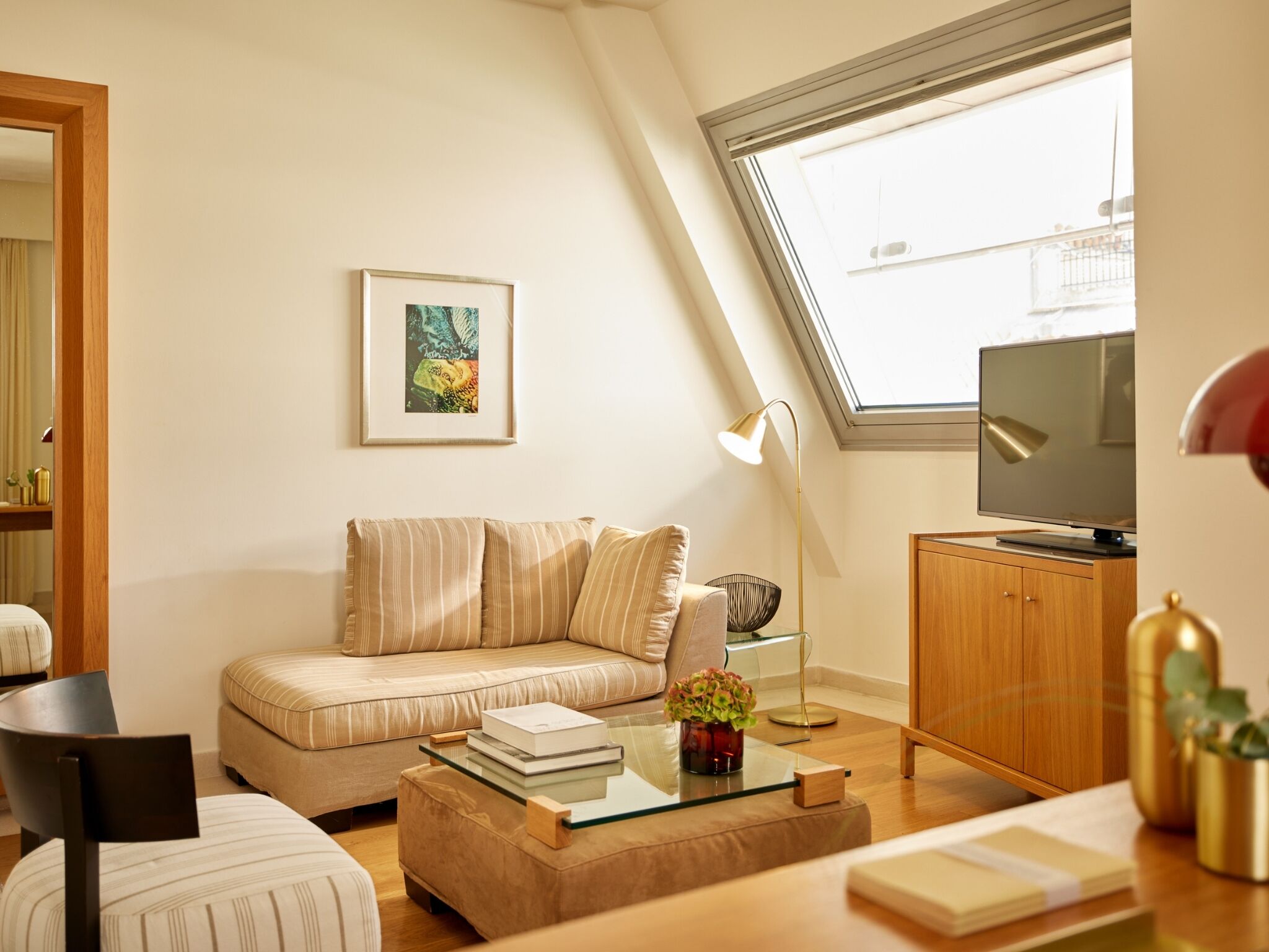 Habitación Deluxe, vista a la ciudad | Ropa de cama de alta calidad, edredón y artículos del minibar gratis 