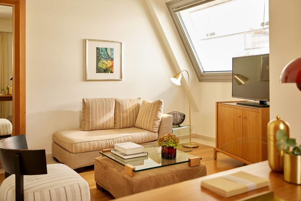 Habitación Deluxe, vista a la ciudad | Ropa de cama de alta calidad, edredón y artículos del minibar gratis