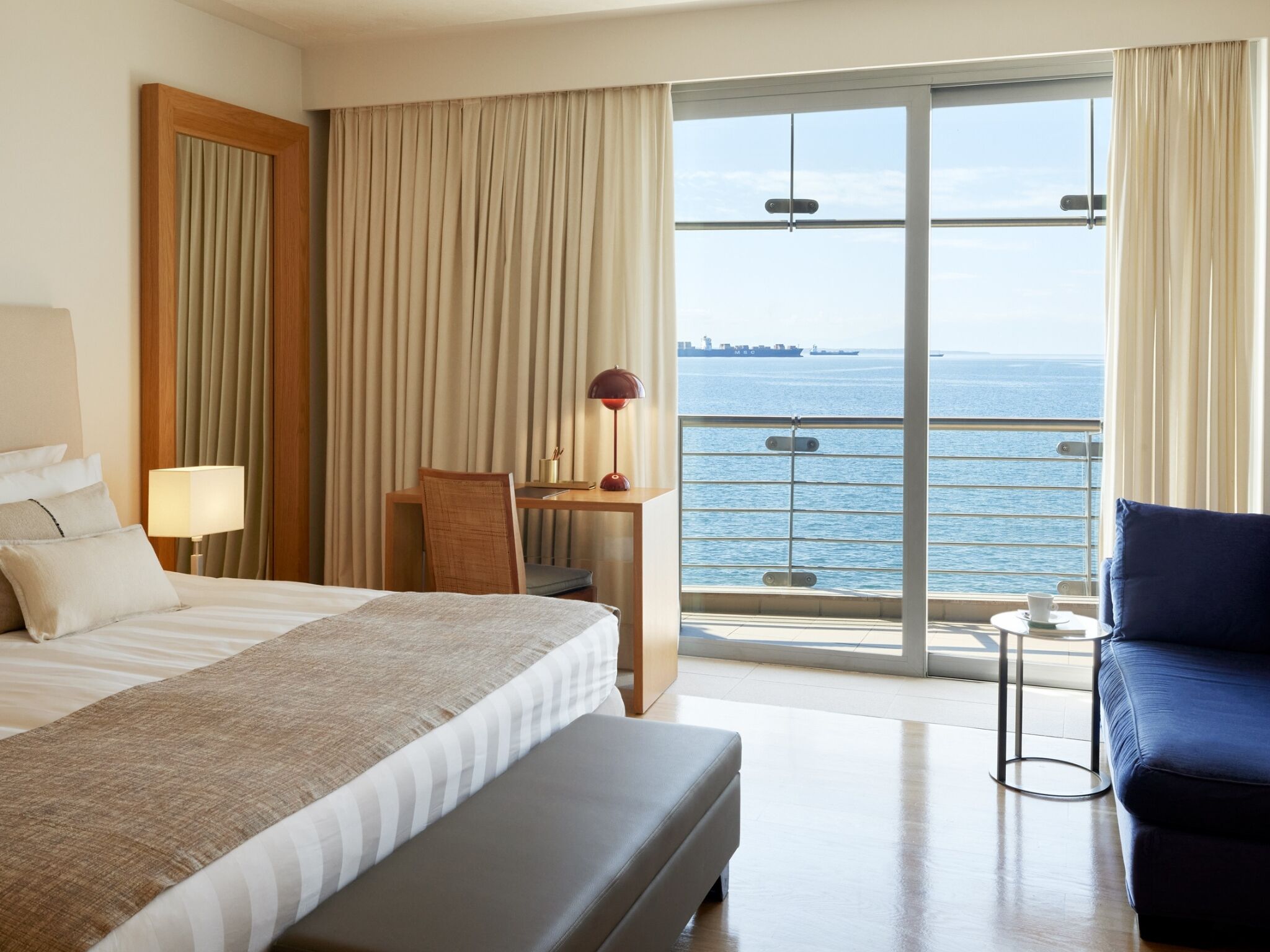 Habitación doble ejecutiva, vista al mar | Ropa de cama de alta calidad, edredón y artículos del minibar gratis 