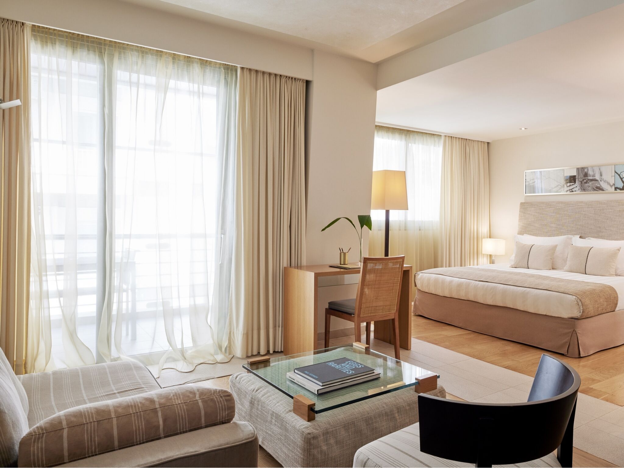 Suite junior, vista parcial al mar | Ropa de cama de alta calidad, edredón y artículos del minibar gratis 