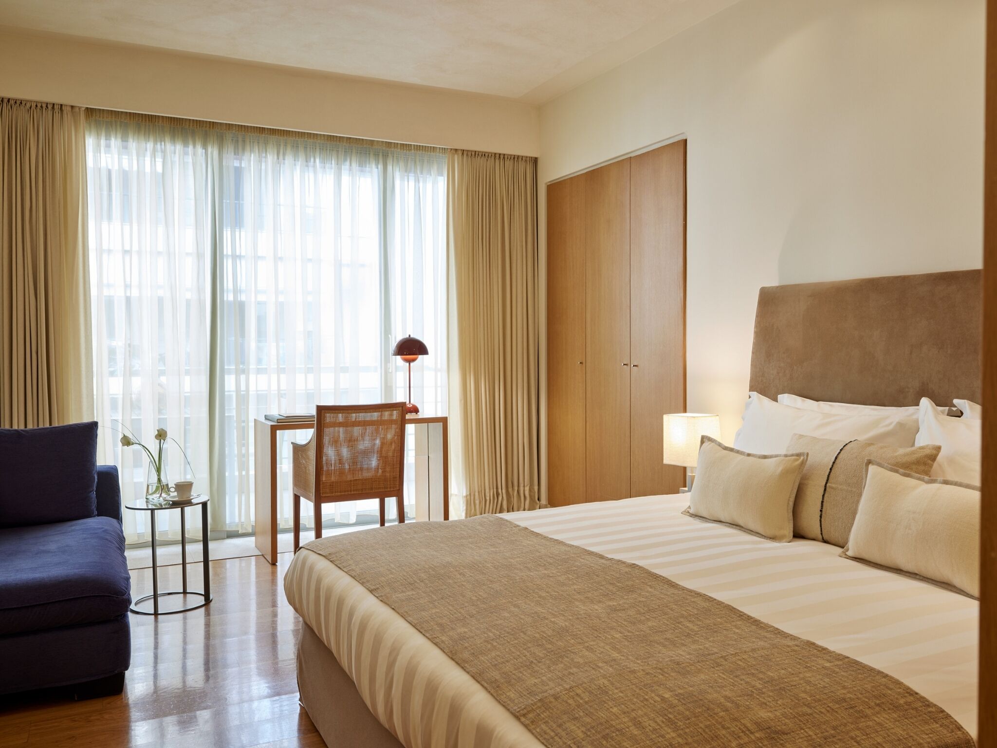 Habitación doble superior, vista a la ciudad | Ropa de cama de alta calidad, edredón y artículos del minibar gratis 