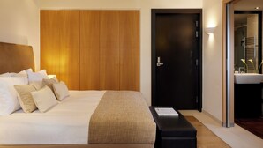 Superior Room City View | Baño | Tina y regadera independientes, tina profunda, regadera tipo lluvia 
