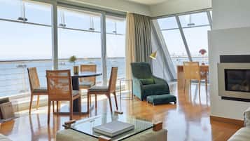 Suite Mewah, pemandangan laut | Seprai premium, selimut bulu angsa, minibar gratis, dan brankas