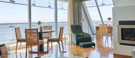 Luksussviitti, merinäköala | Ylelliset vuodevaatteet, untuvapeitot, ilmaiset minibaarituotteet