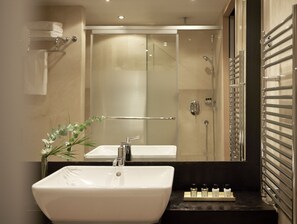 Chambre Confort double, vue sur la cour intérieure | Literie de qualité, couette en duvet, articles de minibar gratuits