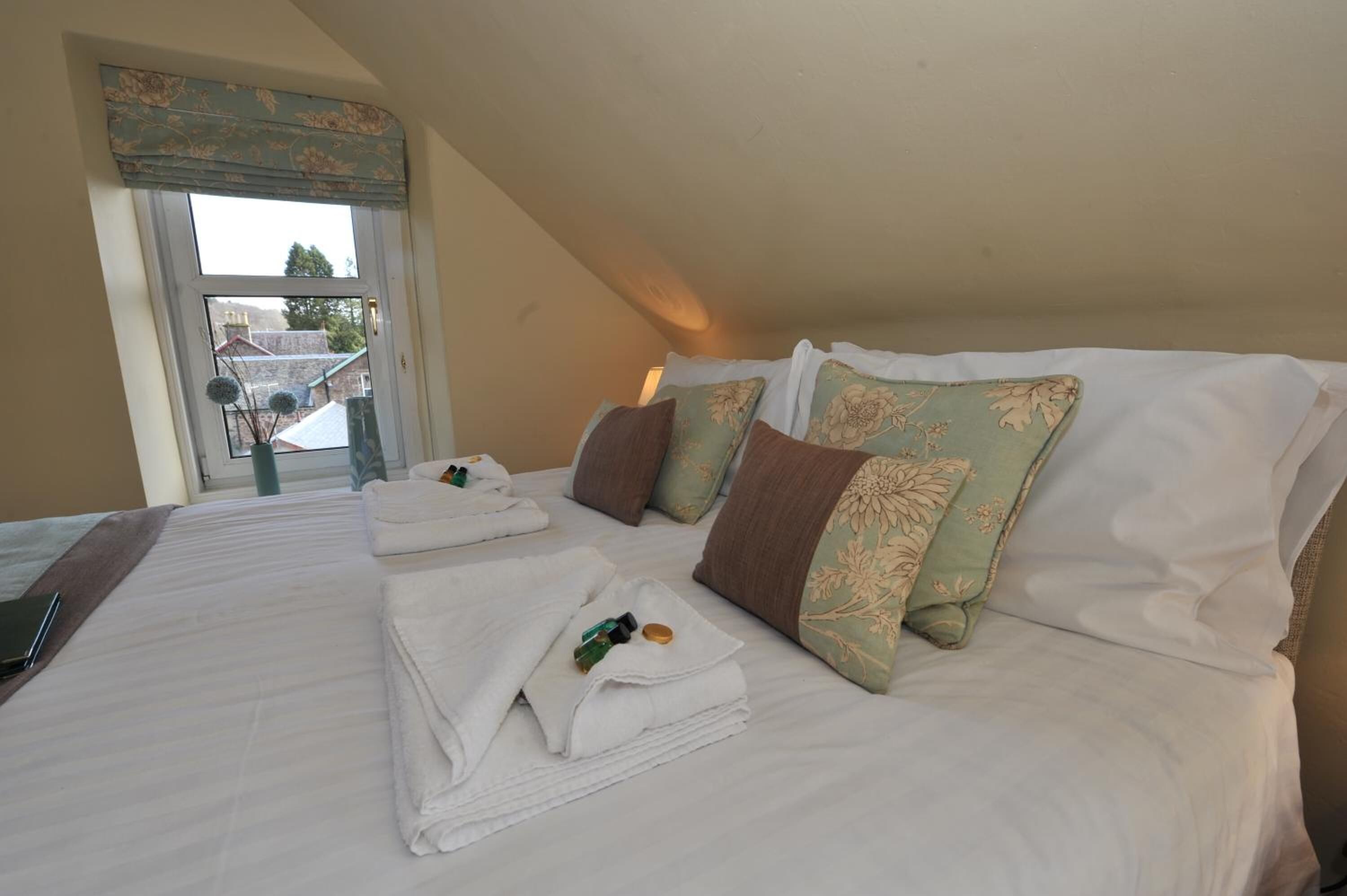 desk, soundproofing, iron/ironing board, free wifi