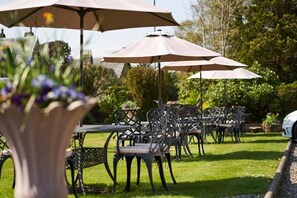 Outdoor dining - Poppies Hotel (Callander)