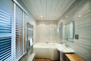 Superior Room | Bathroom - Poppies Hotel (Callander)