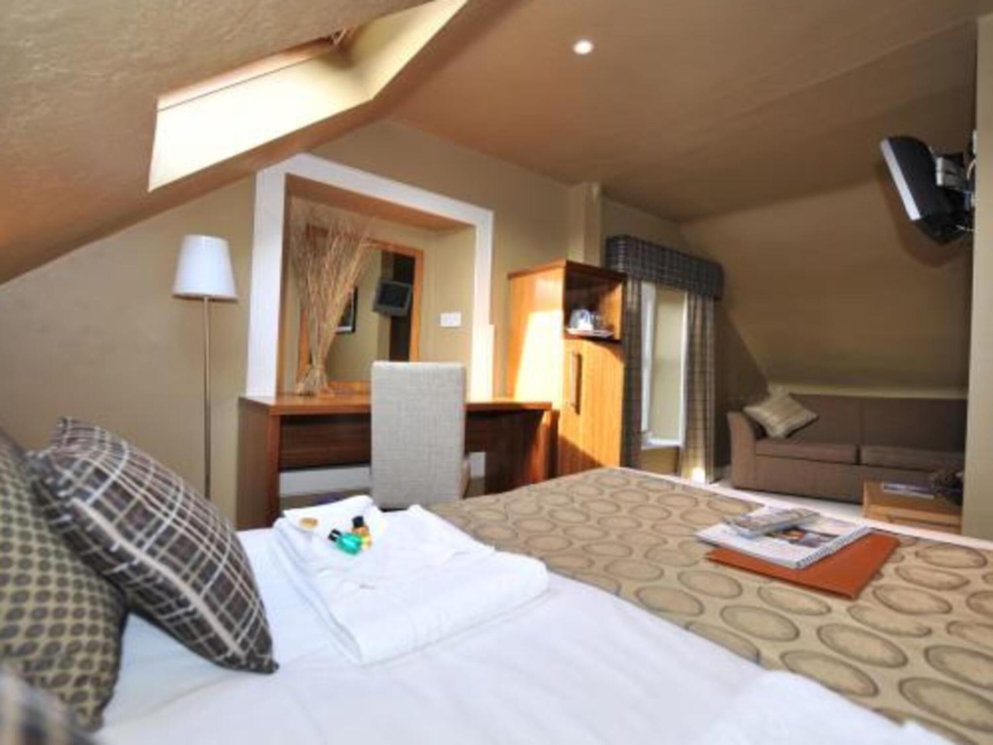 desk, soundproofing, iron/ironing board, free wifi