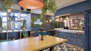 Bar (on property) - Travelodge Windsor Central (Windsor)