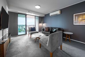 デスク、ノートパソコン用作業スペース、アイロン / アイロン台、ベビーベッド