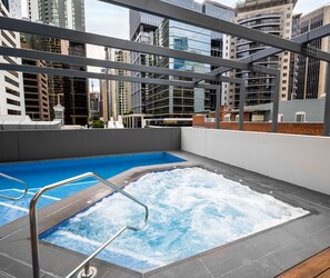 Outdoor spa tub - Oaks Brisbane on Felix Suites (Brisbane)