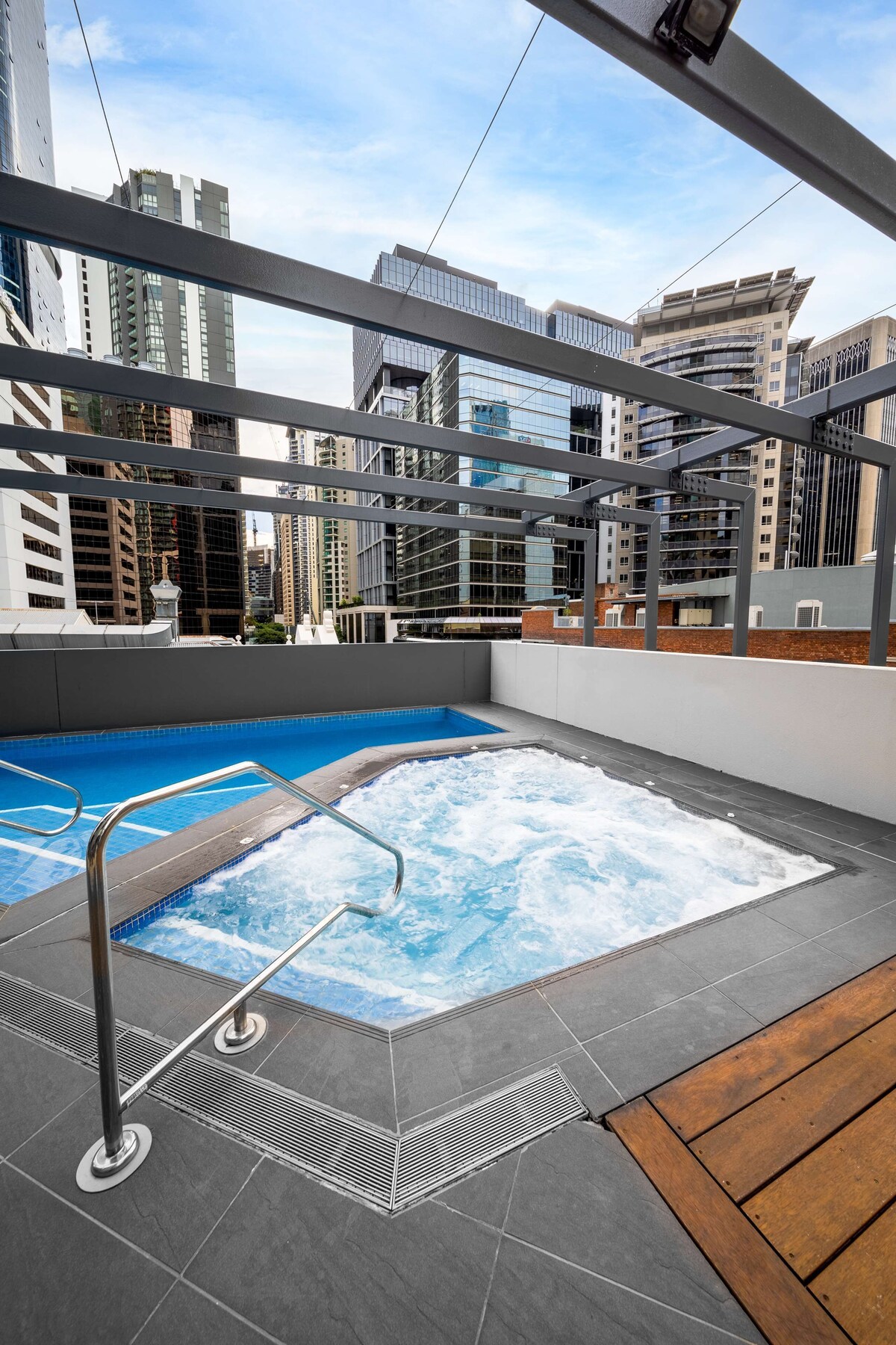Oaks Brisbane on Felix Suites