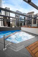 Escritorio y espacio para trabajar con laptop