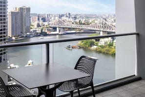 Bureau, espace de travail pour ordinateur portable