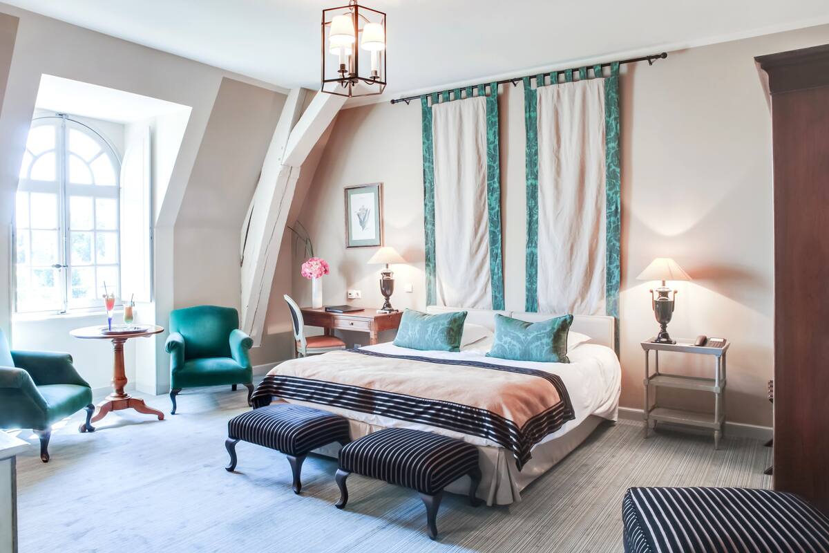 deluxe room | minibar, in-room safe, desk, soundproofing