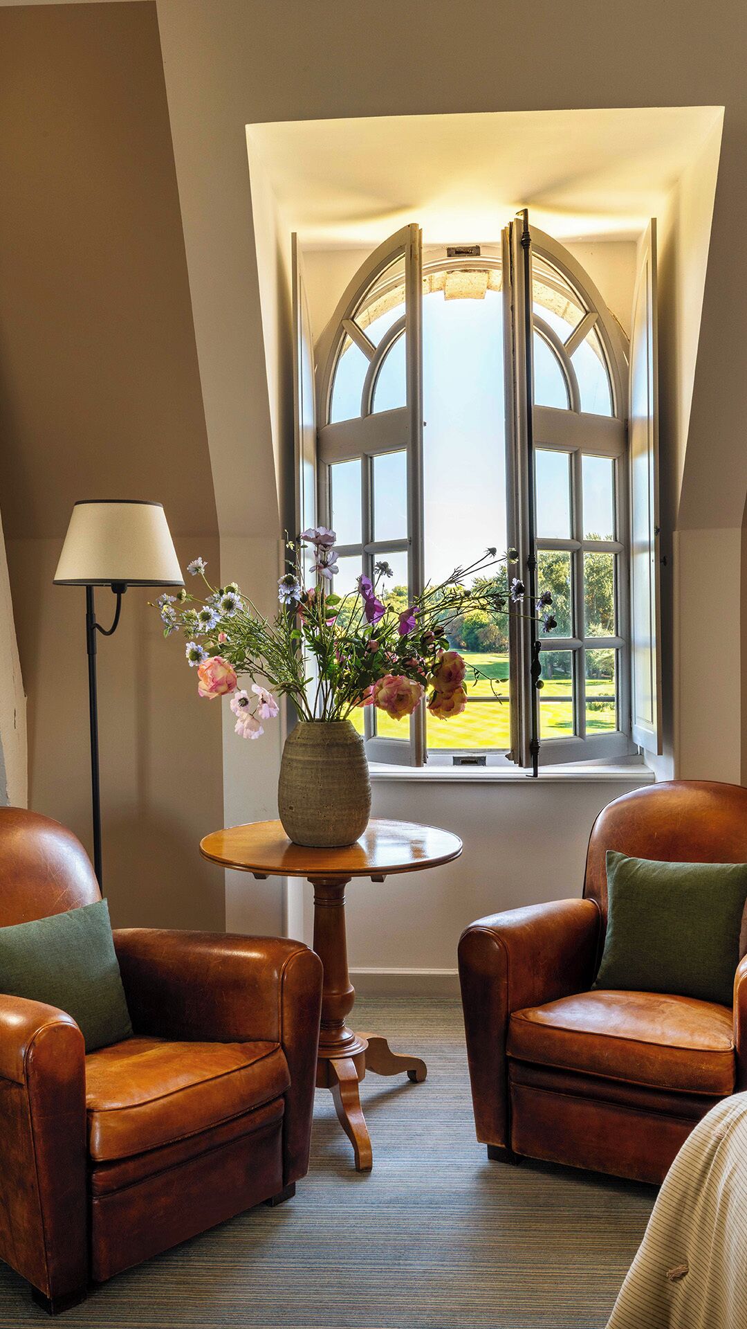 Deluxe kamer, 1 tweepersoonsbed, uitzicht op de binnenplaats | Woonruimte | Een 20-inch televisie met satellietzenders