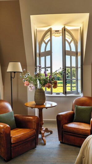 Deluxe Room, 1 Double Bed, Courtyard View | Living area