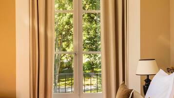 Suite - 1 dobbeltseng - udsigt til golfbane | Minibar, pengeskab på værelset, skrivebord, lydisolering