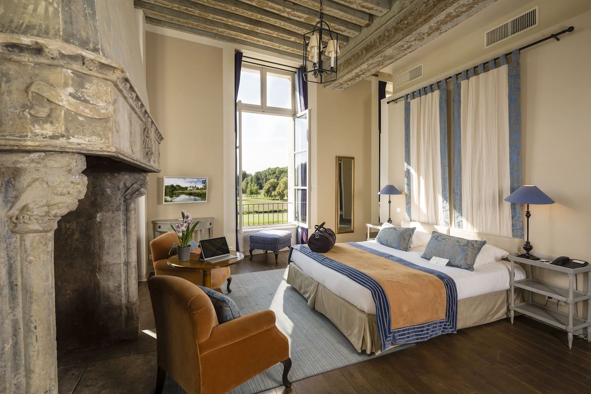 deluxe room | minibar, in-room safe, desk, soundproofing