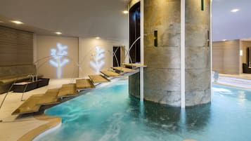 Un sauna, una bañera de hidromasaje, baño turco