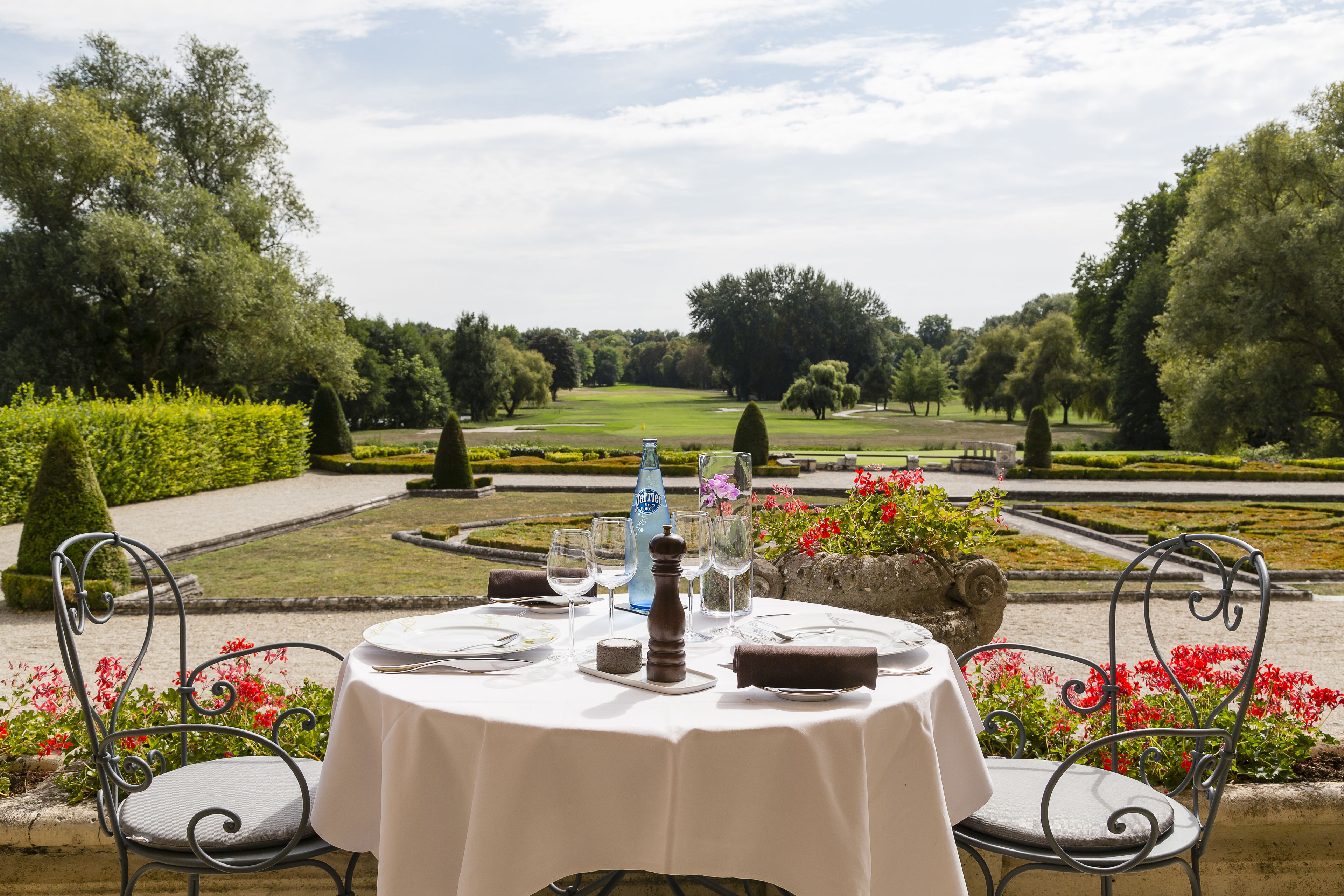 2 restaurants, lunch, dinner served; french cuisine