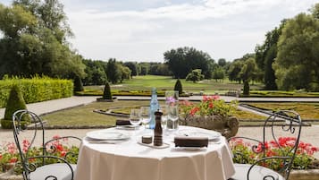 2 restaurants, lunch, dinner served; French cuisine