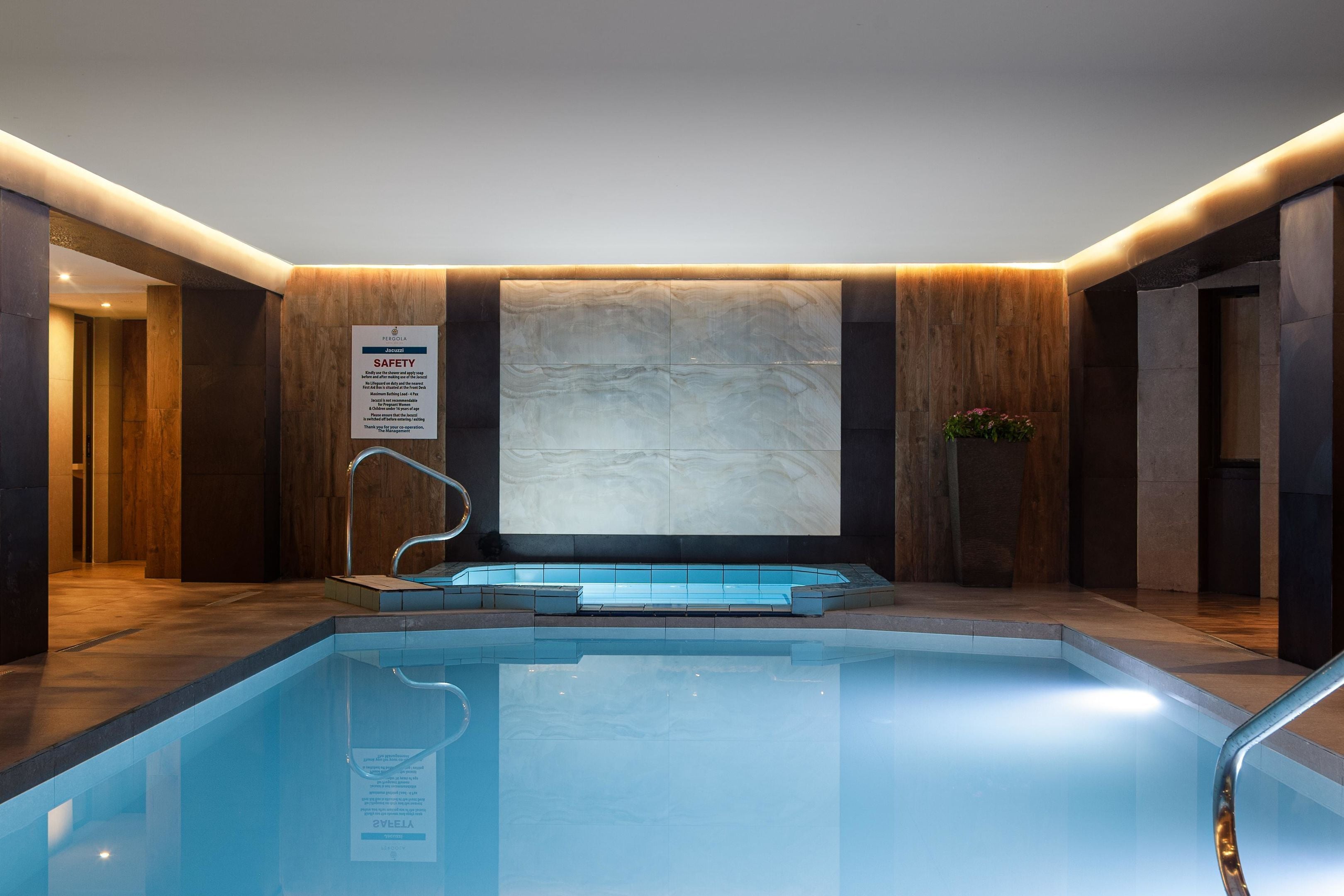 Salas de tratamiento para parejas, sauna y tina de hidromasaje 