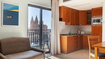 Appartement, balkon, uitzicht op zee | Woonruimte | Een 40-inch flatscreentelevisie met satellietzenders en een televisie