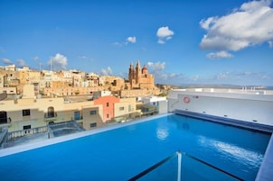 Una piscina techada, 2 piscinas al aire libre, sombrillas