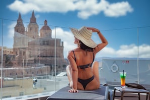 Piscine couverte, 2 piscines extérieures, parasols de plage