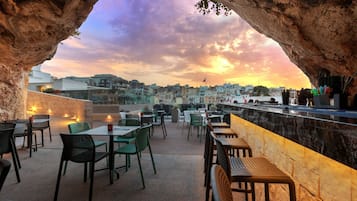 2 บาร์/เลานจ์, บาร์ริมสระว่ายน้ำ