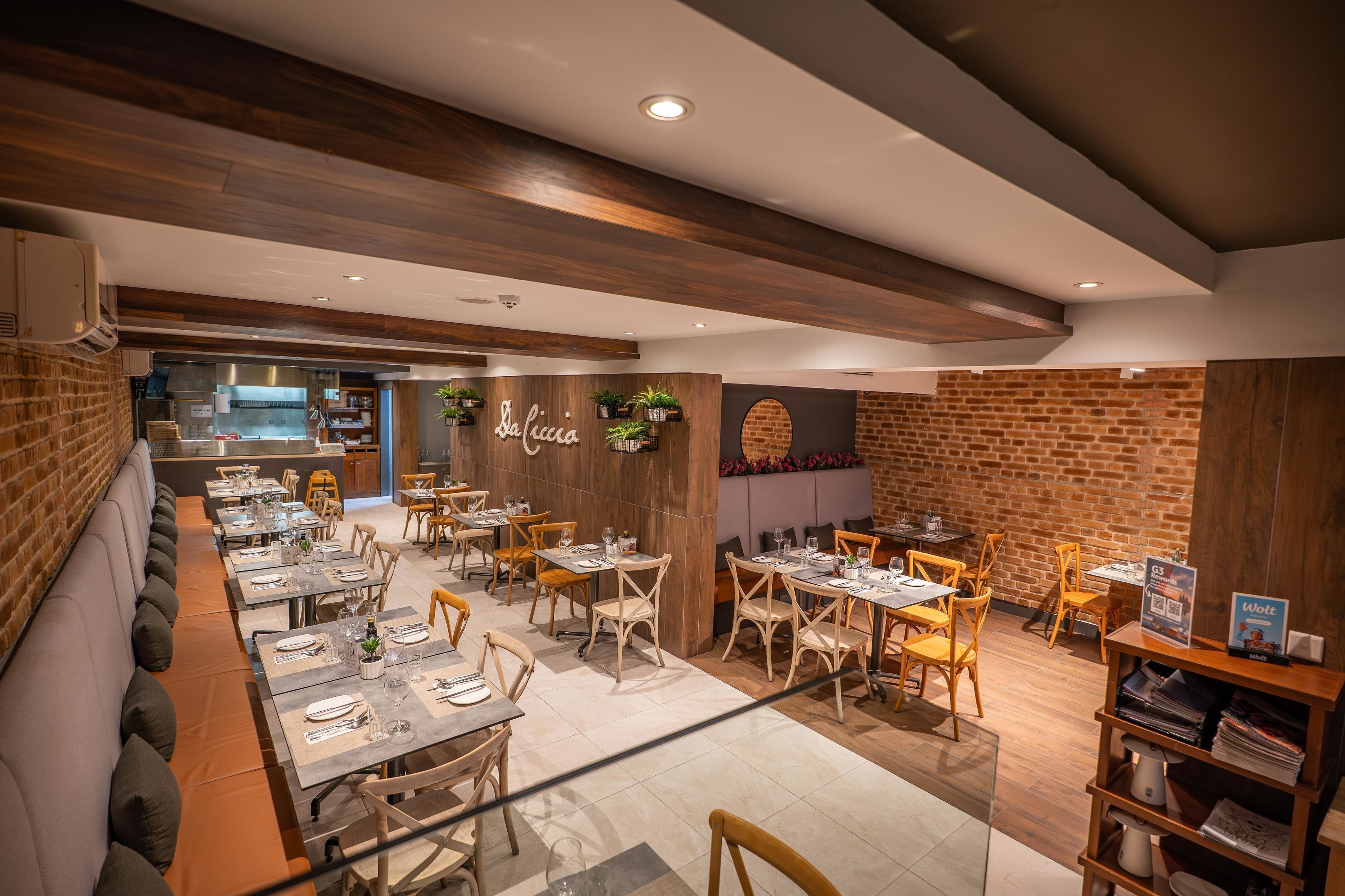 2 restaurants; breakfast and dinner served