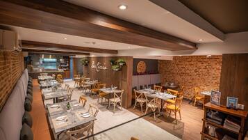 2 restaurants; breakfast and dinner served