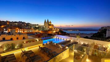 Una piscina techada, 2 piscinas al aire libre, sombrillas