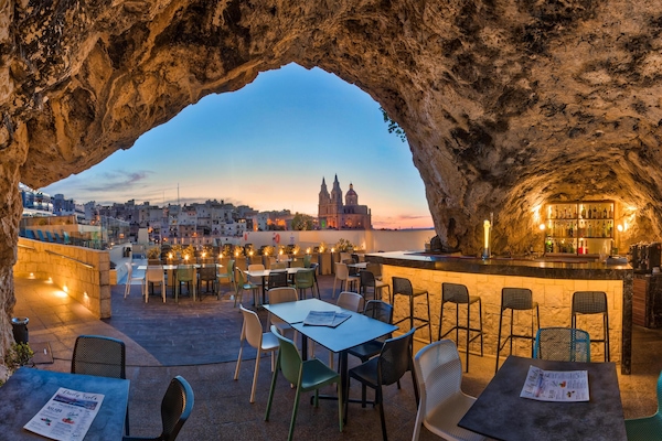 2 bars/lounges, een poolbar