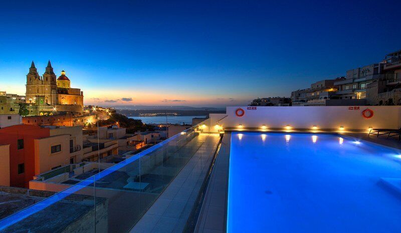 Una piscina techada, 2 piscinas al aire libre, sombrillas