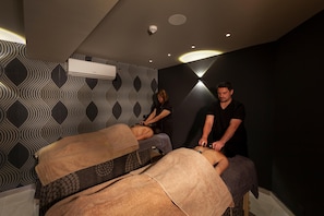 Espace de soins pour les couples, sauna, bain à remous, soins corporels