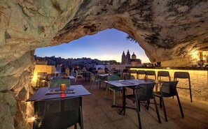2 restaurants; breakfast and dinner served - Pergola Hotel & Spa (Mellieha)