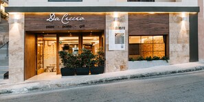 2 restaurantes, se sirven desayunos, cenas y cocina italiana