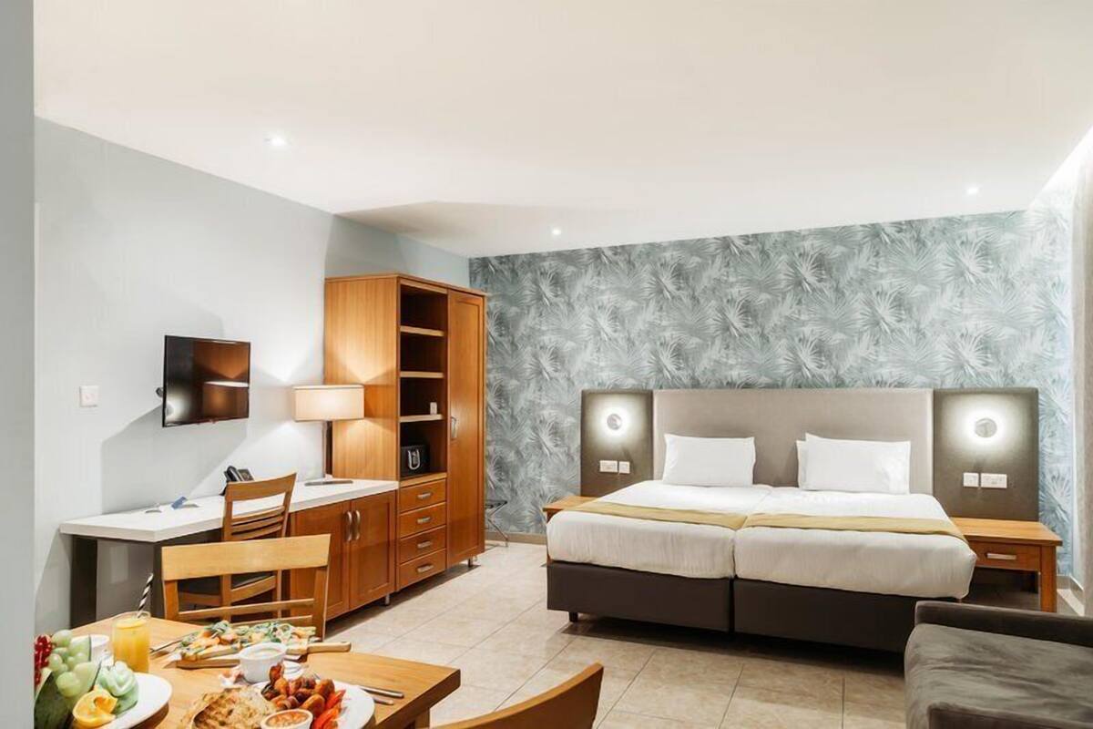 Studio | Minibar, in-room safe, desk, blackout drapes