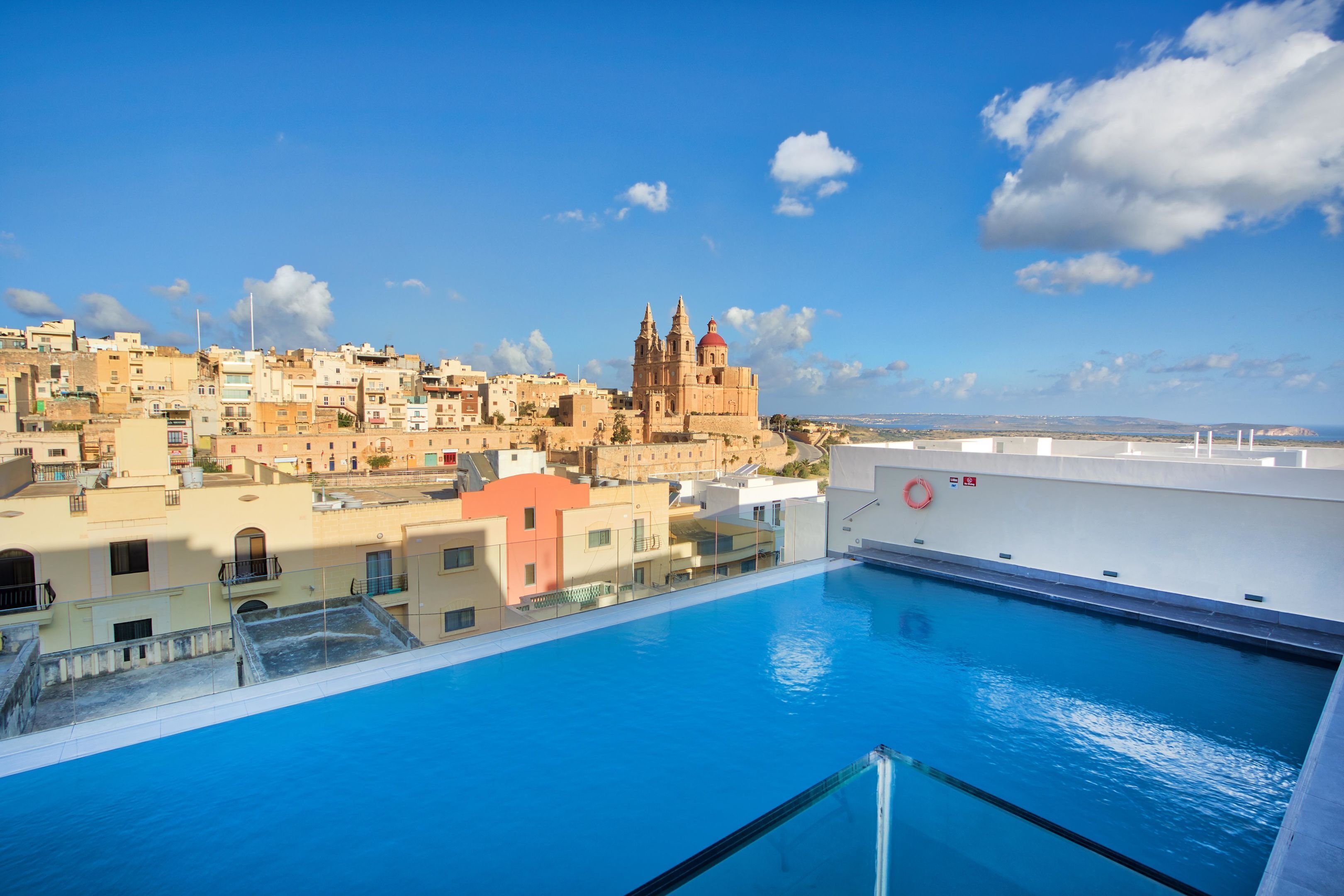 Una piscina techada, 2 piscinas al aire libre, sombrillas