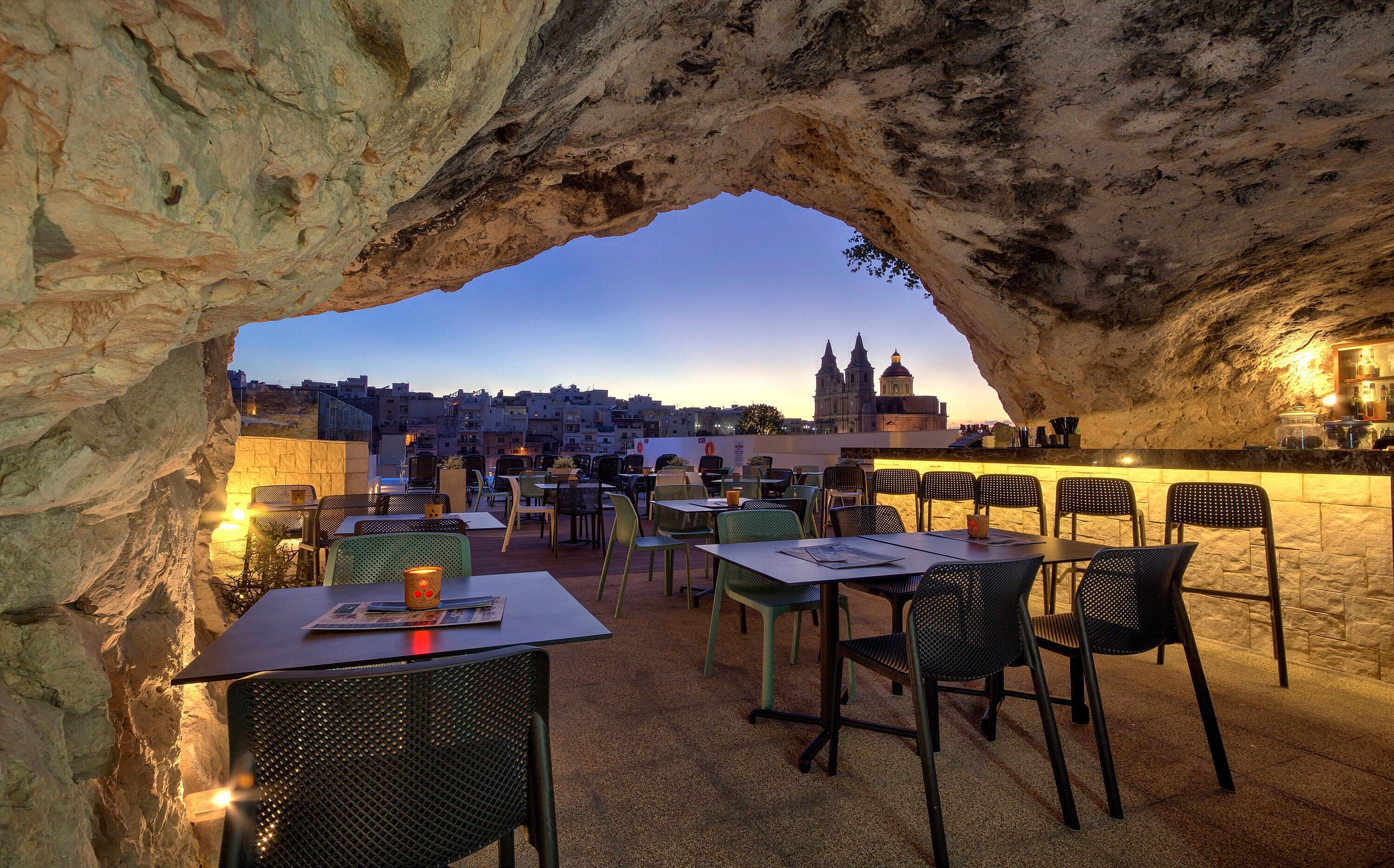 2 restaurantes; se sirve desayuno y cena; cocina italiana