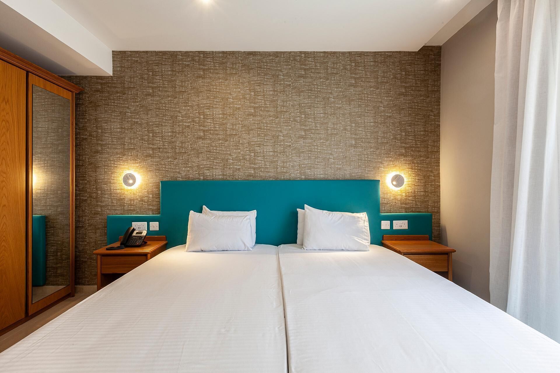 Economy Room | Minibar, in-room safe, desk, blackout drapes