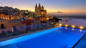 Una piscina cubierta, 2 piscinas al aire libre, sombrillas, tumbonas