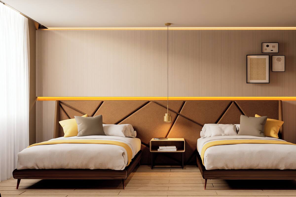 Een moderne hotelkamer met twee bedden, een nachtkastje, een wandplank en een plafondlamp.