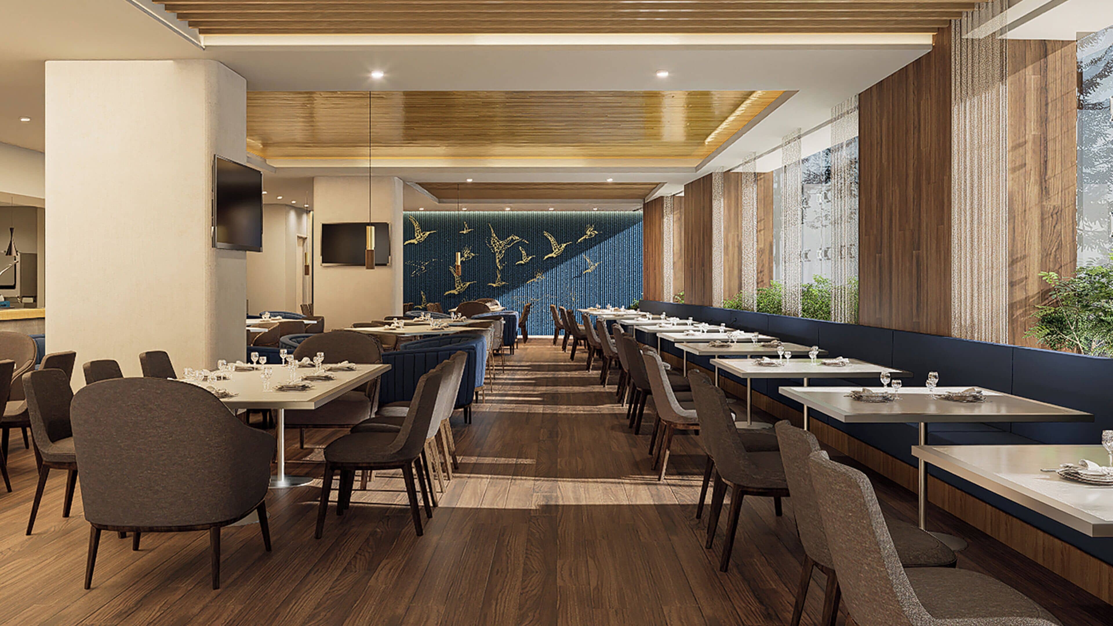 Un restaurante con varias mesas y cabinas, suelo de madera y una pared azul con diseño vertical.